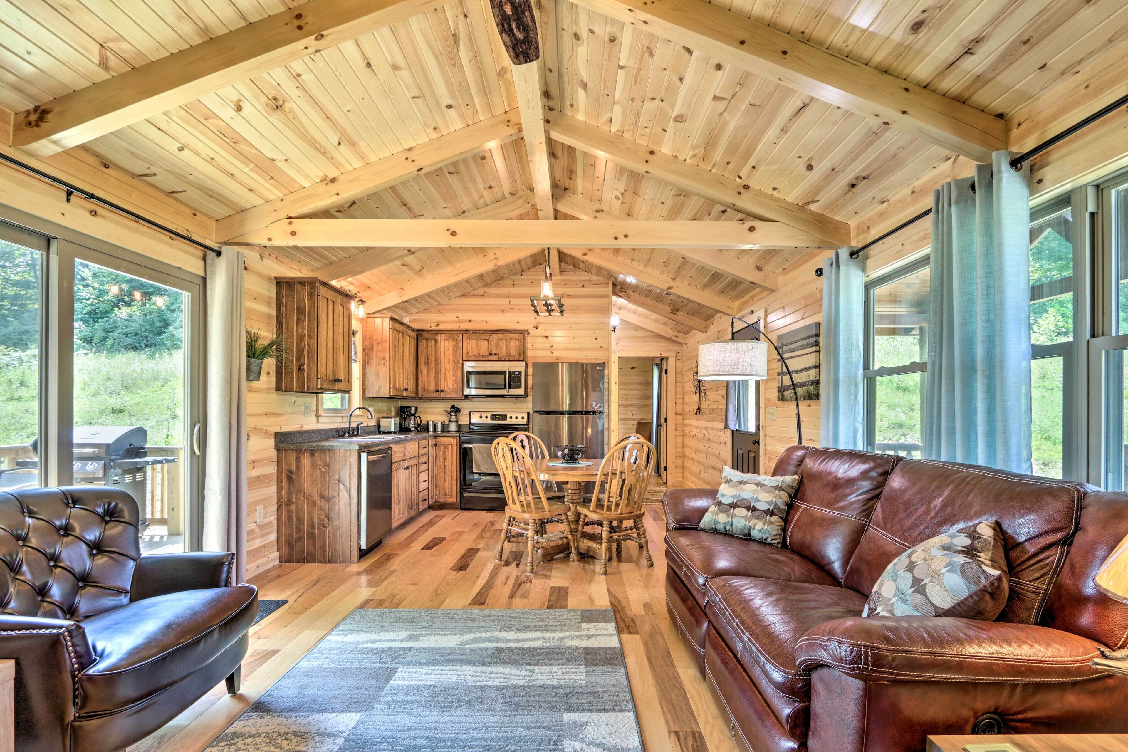 'clover Cabin' w/ Hot Tub+deck in Hocking Hills!