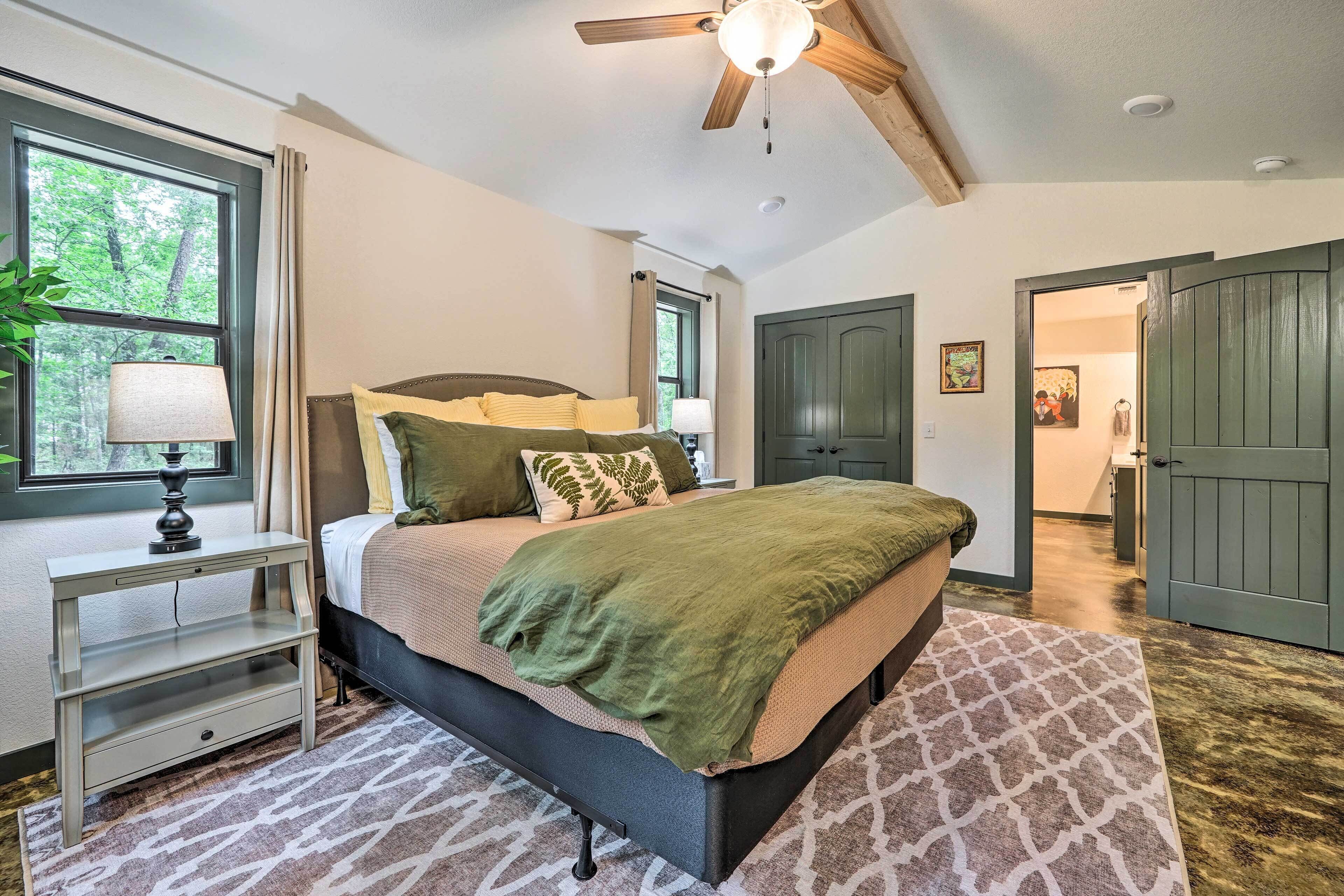 Chic Broken Bow Cabin w/ Hot Tub & Breezeway!