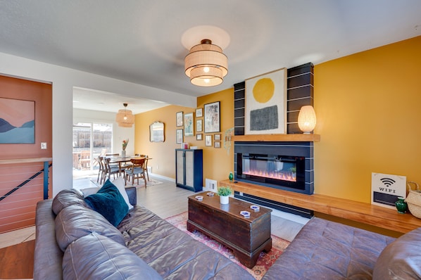 電視、壁爐、電視遊樂器