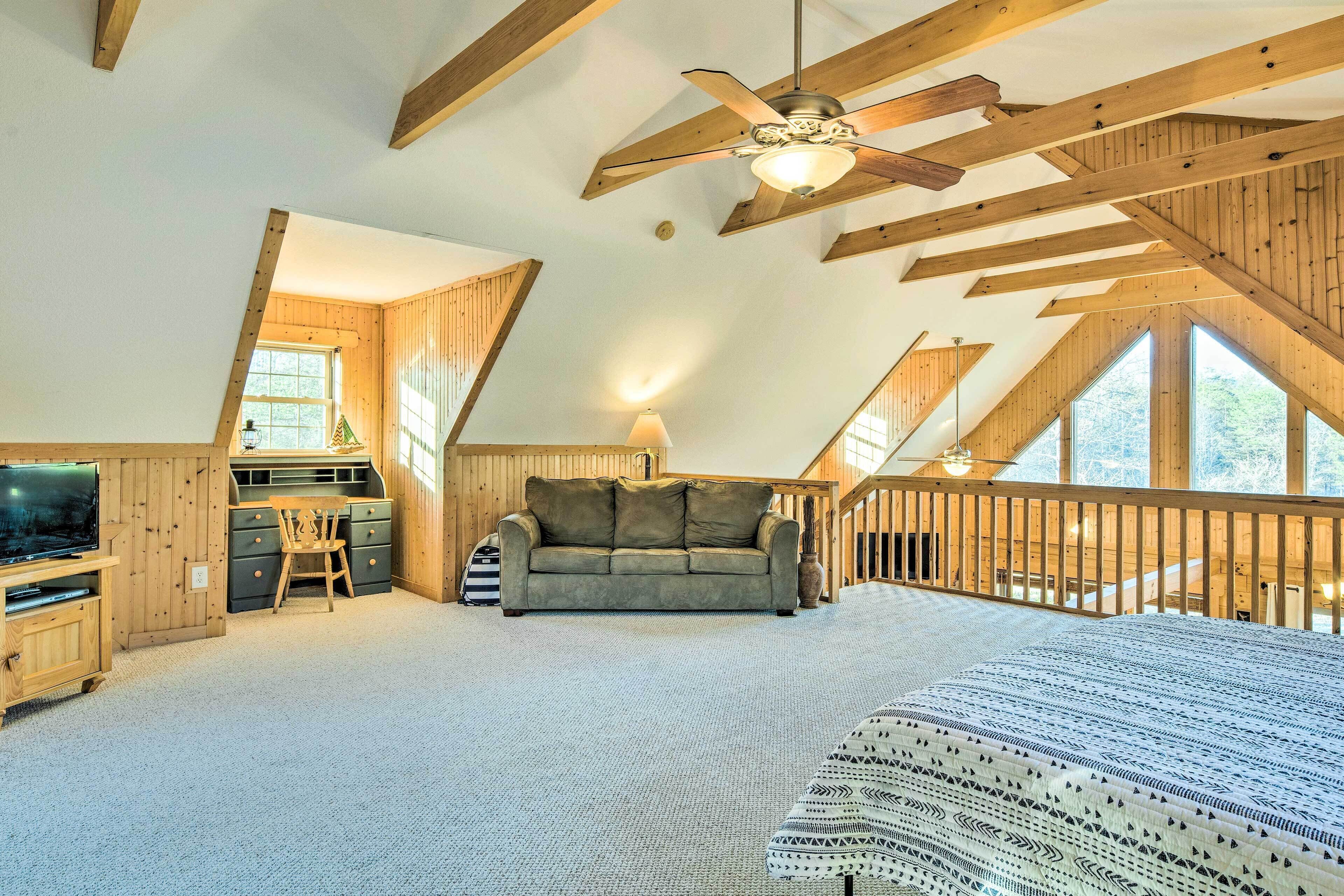 Cozy Cabin w/ Loft ~10 Mi to Lake Lure!
