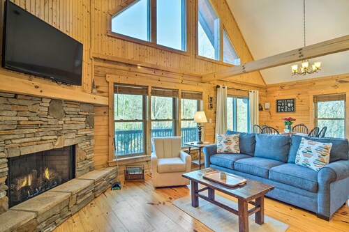 10 Mi to Lake Lure: Mtn-view Cabin w/ Deck & Loft!