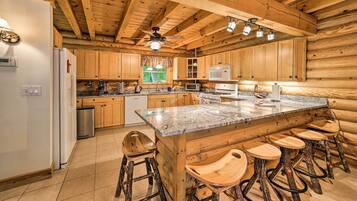 House (5 Bedrooms) | Interior