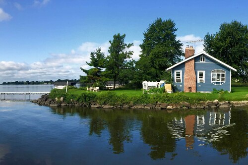 Cozy Fremont Cottage on Lake Poygan + Fishing Dock