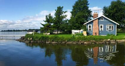 Cozy Fremont Cottage on Lake Poygan + Fishing Dock