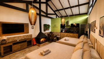 Suite familiar | Edredones de plumas, escritorio, wifi gratis y ropa de cama
