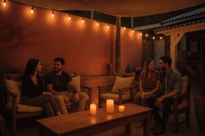 Habitación panorámica | Zona de estar | Televisión de 50 pulgadas con canales por cable, una chimenea