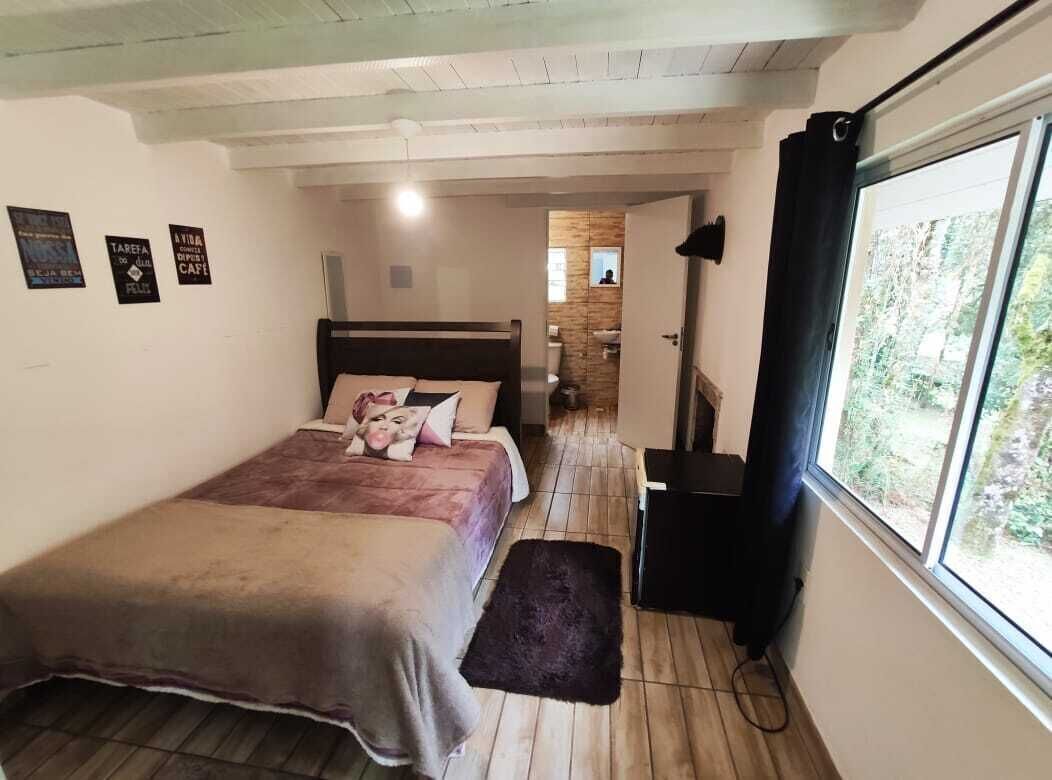 Edredones de plumas, escritorio, wifi gratis y ropa de cama