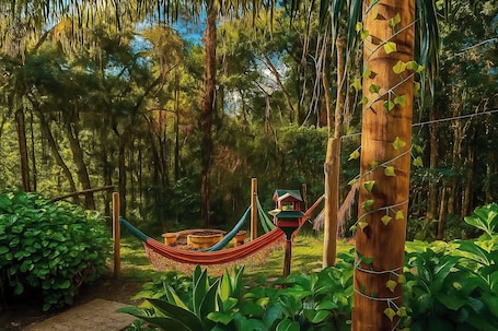 Televisión 50 pulgadas con canales de televisión por cable, chimenea