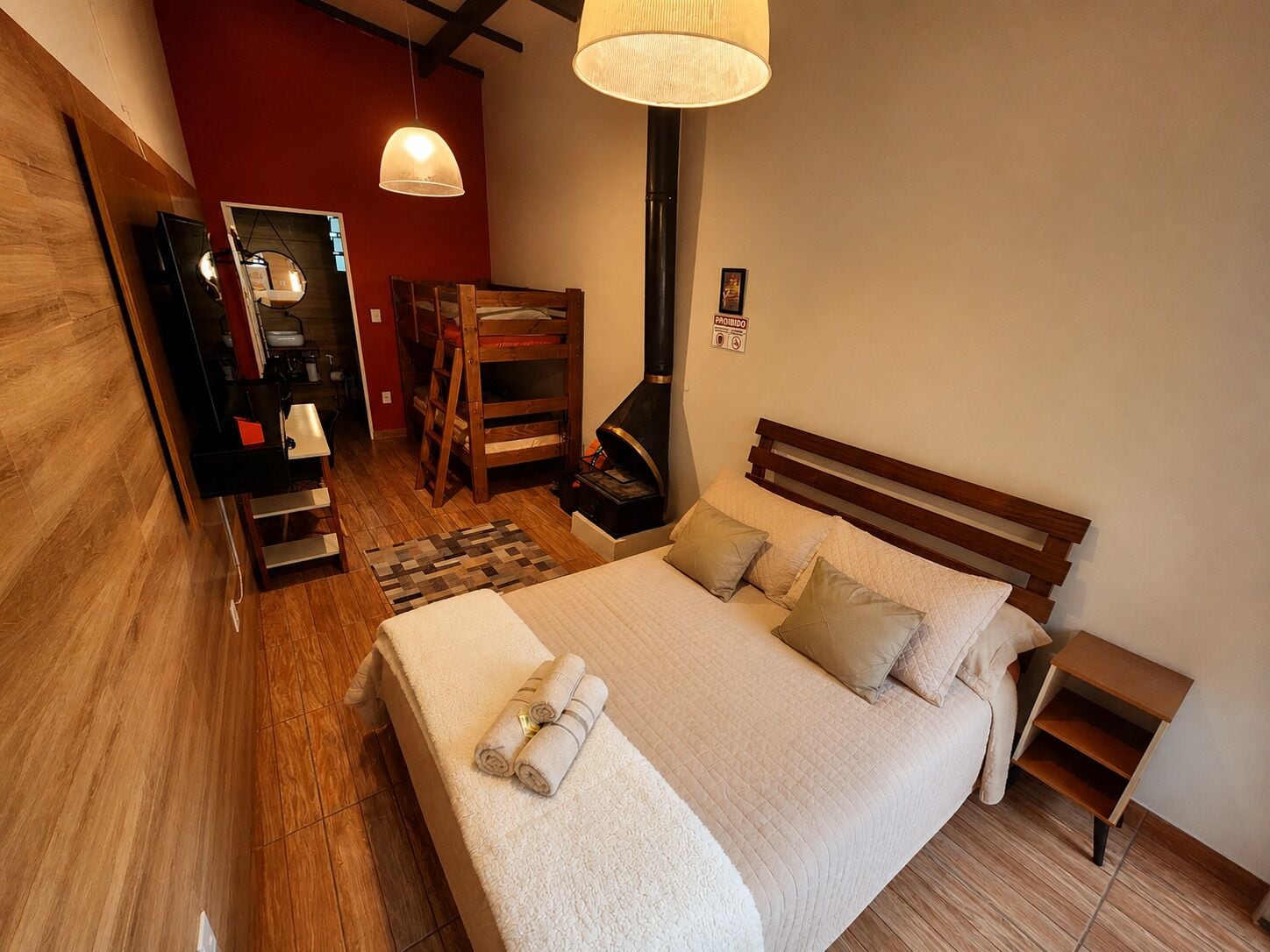 Cubrecamas, escritorio, wifi gratis y ropa de cama 