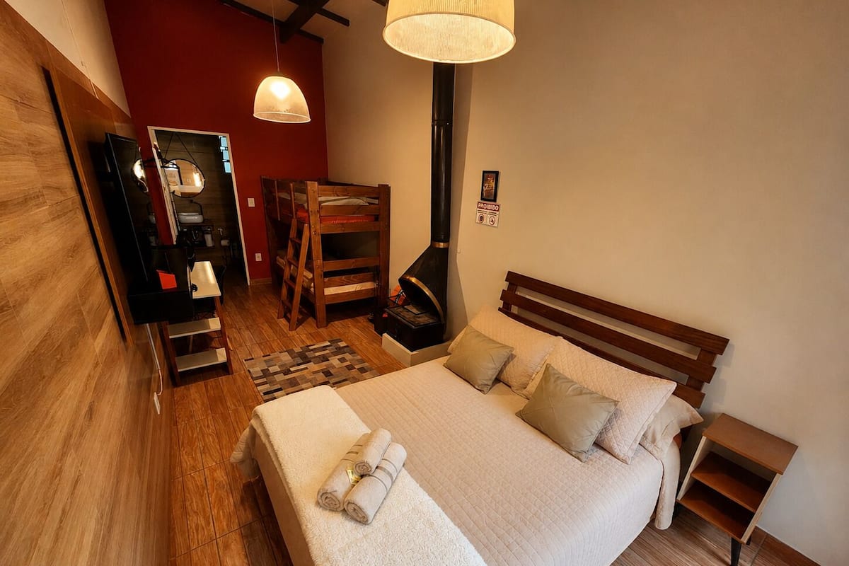 Cubrecamas, escritorio, wifi gratis y ropa de cama