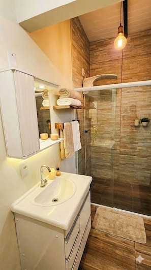 Phòng Suite Deluxe | Phòng tắm | Khăn tắm, xà phòng 