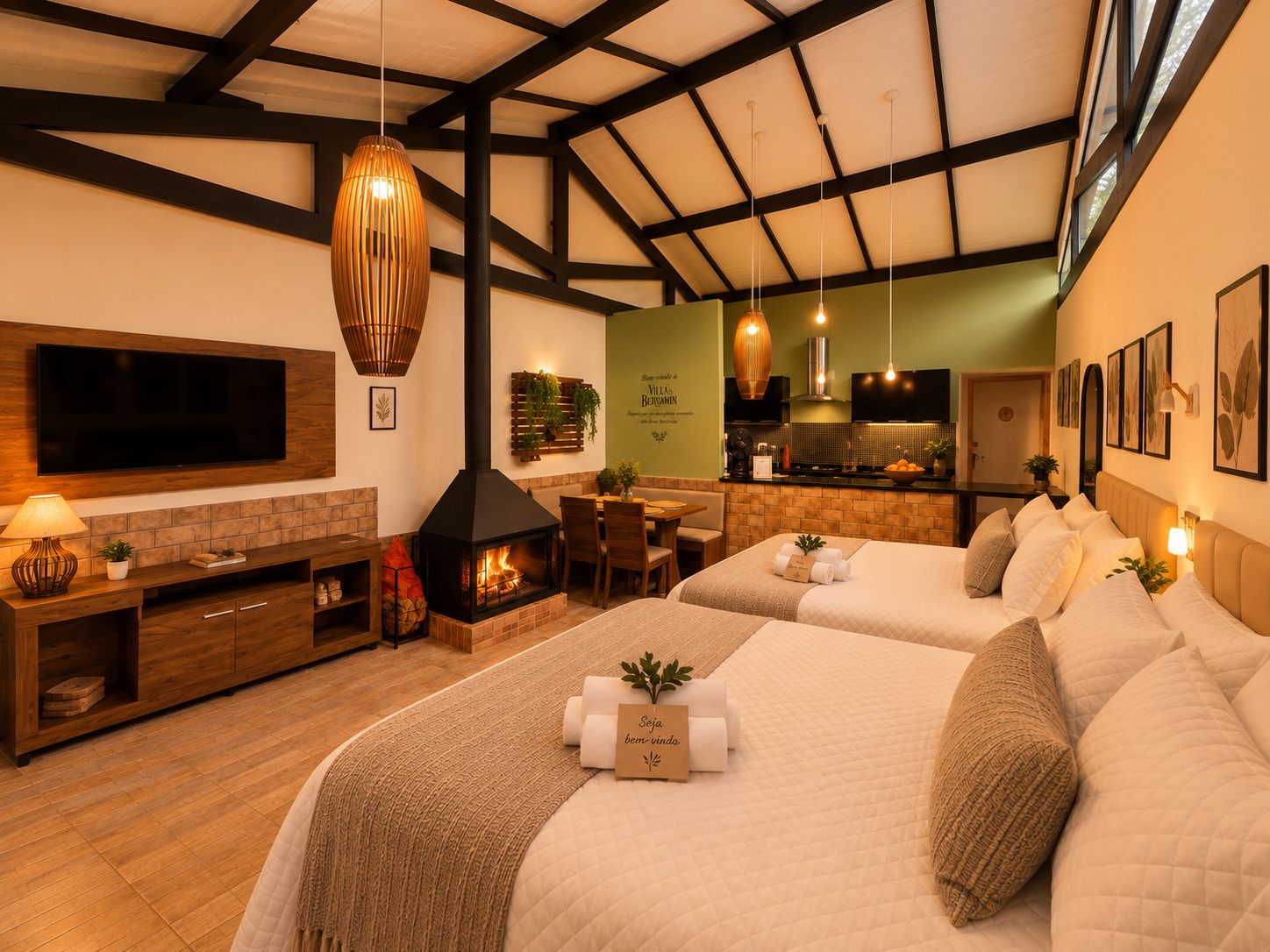 Habitación de hotel con chimenea, televisión, zona de comedor y kitchenette.