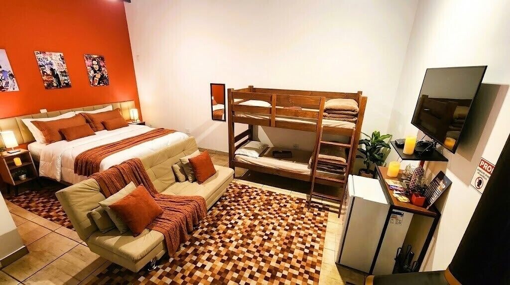 Suite Premier | Edredones de plumas, escritorio, wifi gratis y ropa de cama