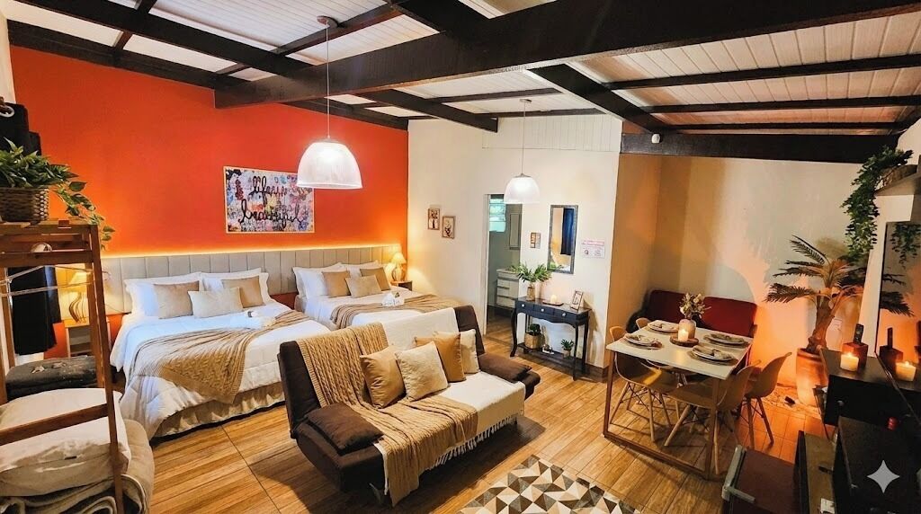 Suite Deluxe | Edredones de plumas, escritorio, wifi gratis y ropa de cama