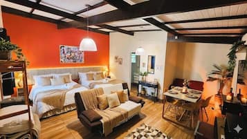 Deluxe Suite | Down duvets, desk, free WiFi, bed sheets