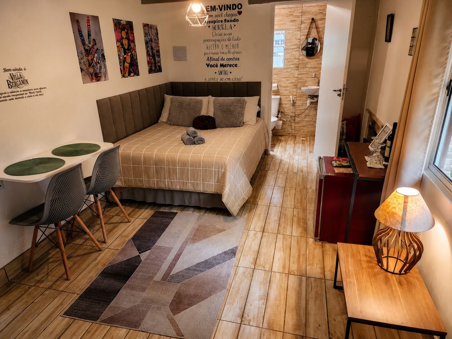 Cubrecamas, escritorio, wifi gratis y ropa de cama 