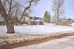 Cottage (4 Bedrooms) | Interior - Rural Oswego Cottage on 50-acre Orchard & Farm! (Oswego)