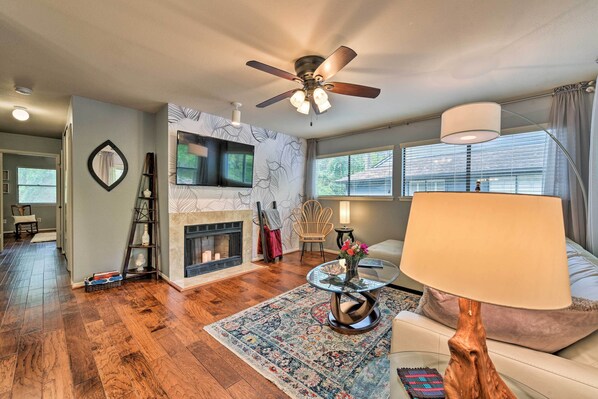 Apartment (2 Bedrooms) | Interior - Cozy Woodlands Townhome w/ Deck Near Market Street (The Woodlands)