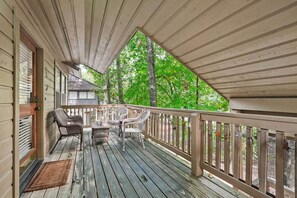 Apartment (2 Bedrooms) | Interior - Cozy Woodlands Townhome w/ Deck Near Market Street (The Woodlands)