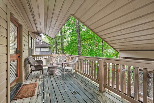 Cozy Woodlands Townhome w/ Deck Near Market Street