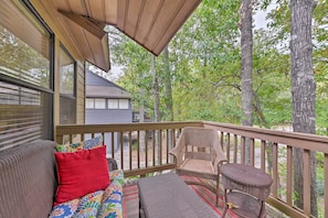 Apartment (2 Bedrooms) | Interior - Cozy Woodlands Townhome w/ Deck Near Market Street (The Woodlands)
