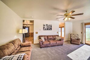 TV, books - Charming Wisconsin Getaway w/ Nearby Lake! (Pound)