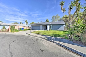 Interior - Family-friendly Oceanside Home: 5 Mi to Beach (Oceanside)