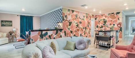 House (3 Bedrooms) | Living area