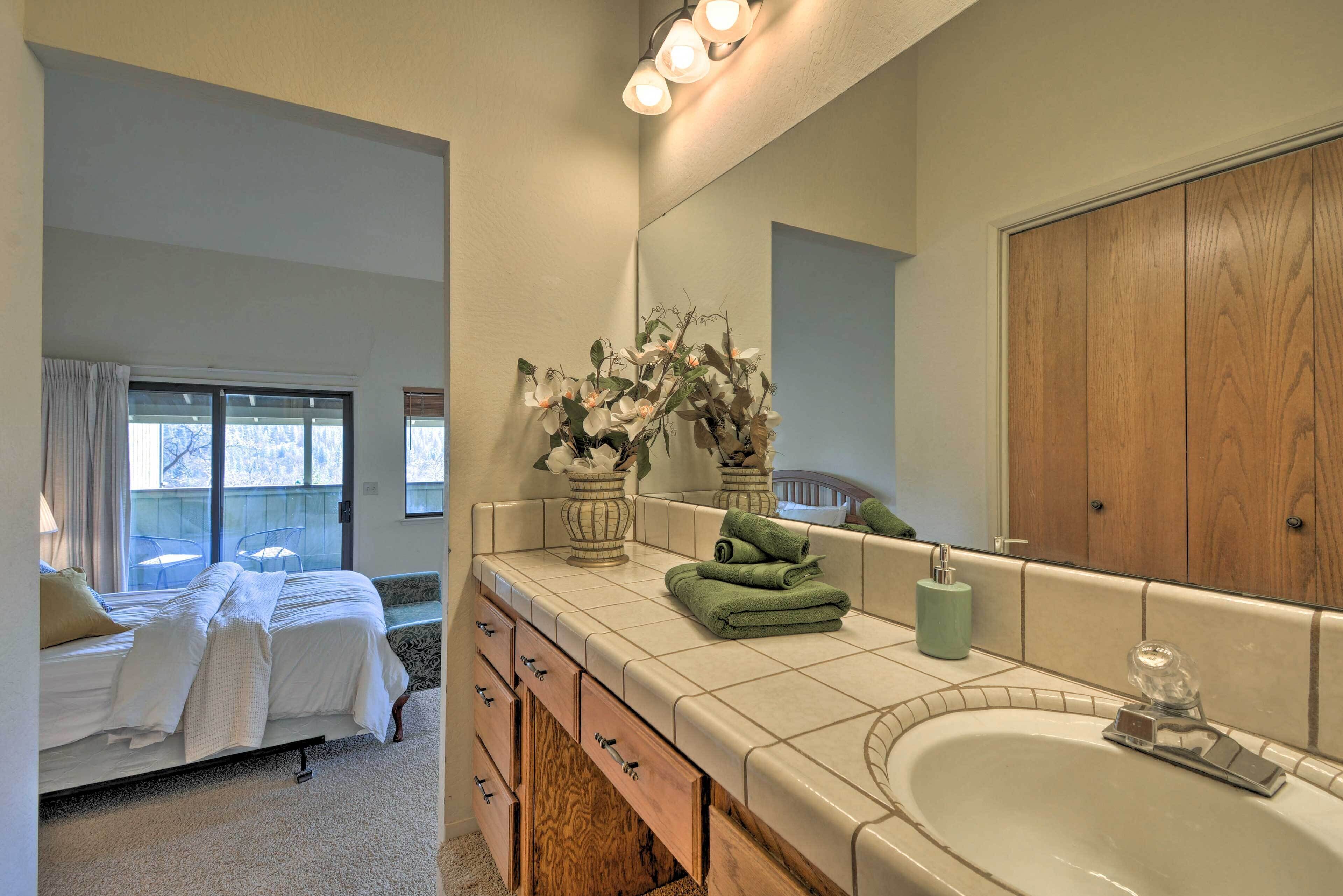 Cozy Groveland Townhome, Day Trip to Yosemite