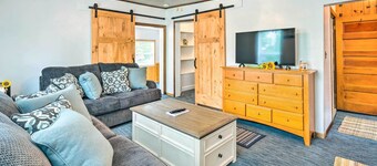 Historic Cabin Retreat: Steps to Okoboji Lake