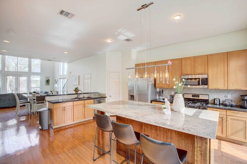 Downtown Houston Townhome w/ City Views!