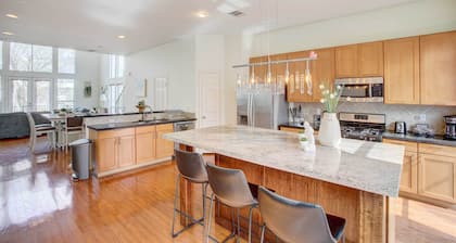 Downtown Houston Townhome w/ City Views!