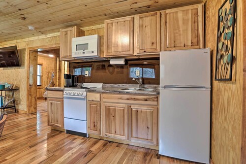 Cozy Creekside Cabin ~ 24 Mi to Red River!