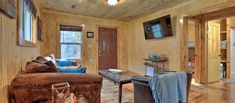 Cozy Creekside Cabin ~ 24 Mi to Red River!