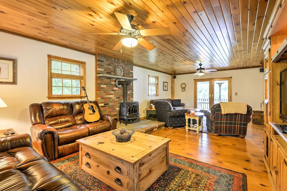 Thompson Home w/ Deck + Pond, 8 Mi to Elk Mountain - Harford, PA