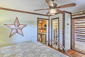 1 bedroom, bed sheets - 'gruene Cabin' - Pet Friendly New Braunfels Studio (New Braunfels)