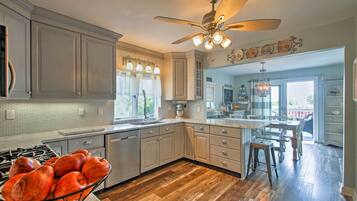 House (5 Bedrooms) | Interior