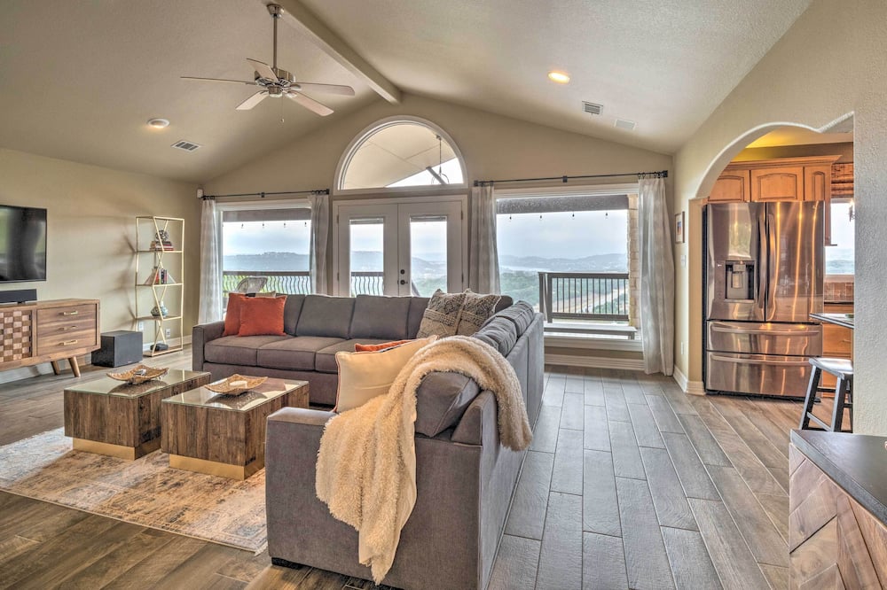 Jonestown House on Hill w/ Lake Travis Views! - Volente, TX