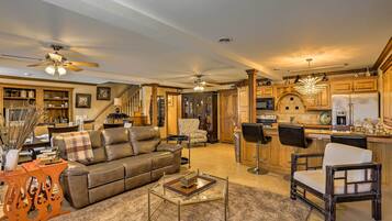 House (5 Bedrooms) | Interior