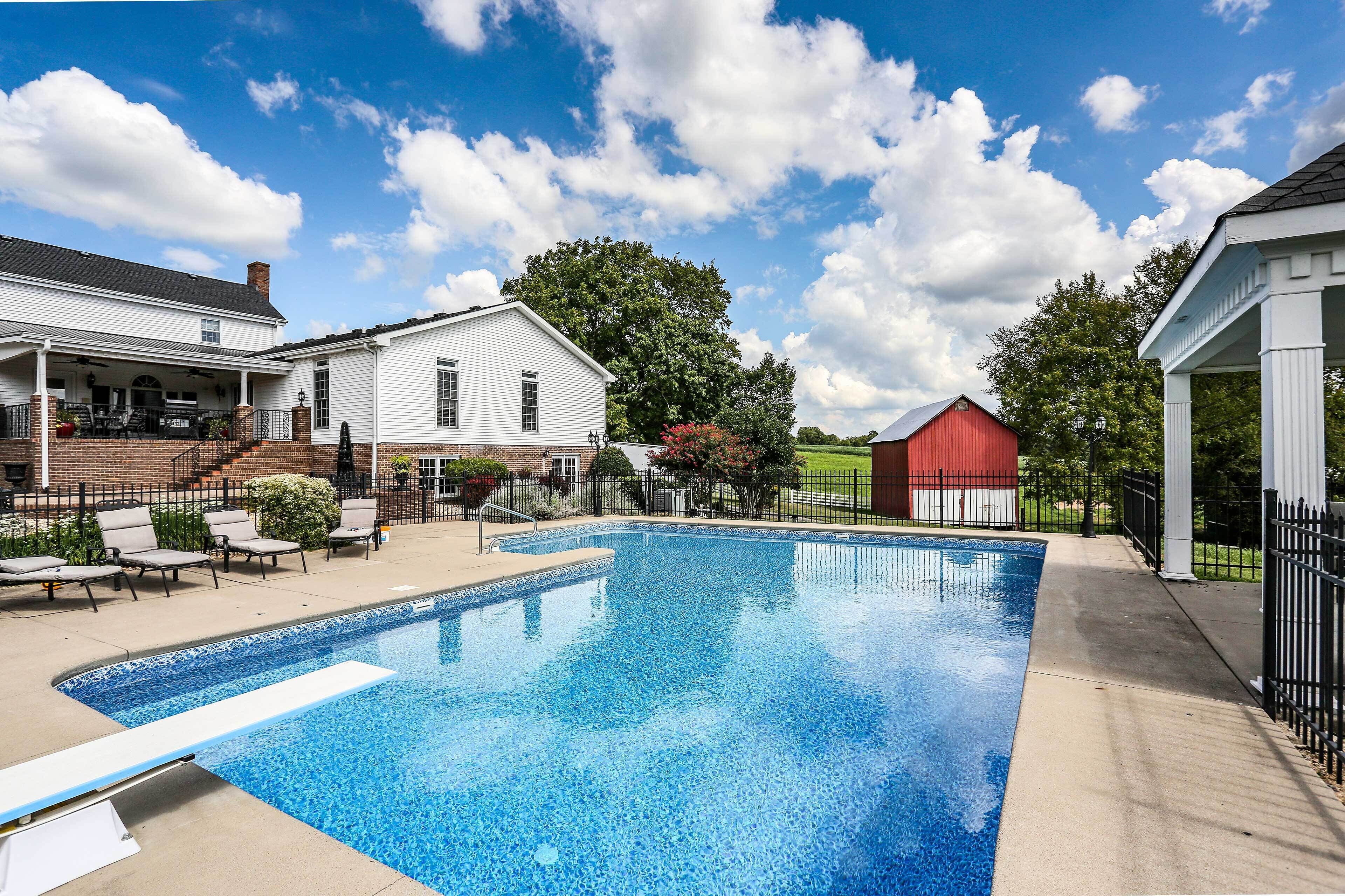 Historic Cedar Hill Mansion on Large Farm w/ Pool!