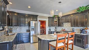 House (5 Bedrooms) | Interior