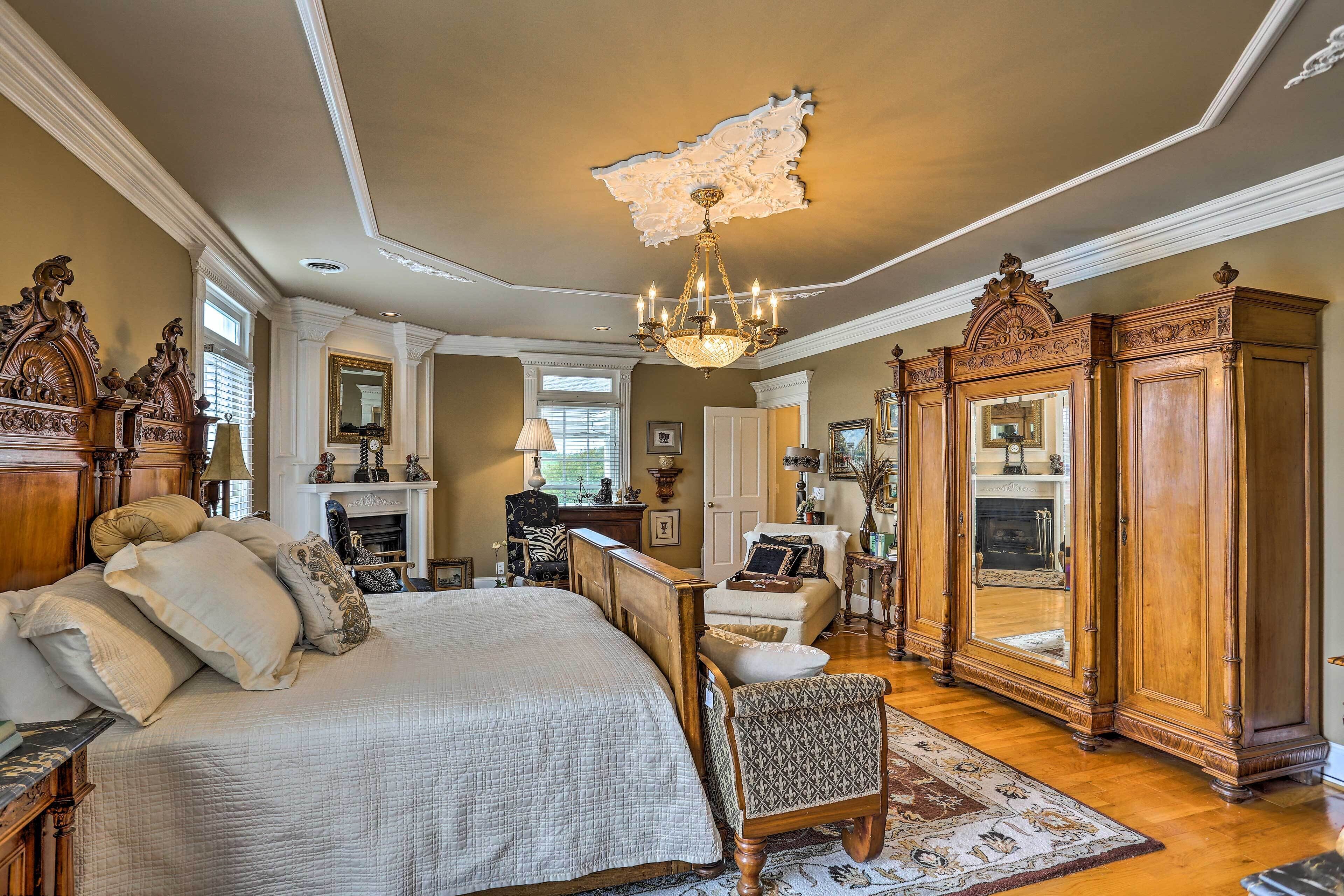 Historic Cedar Hill Mansion on Large Farm w/ Pool!