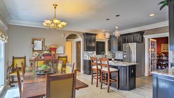 House (5 Bedrooms) | Interior