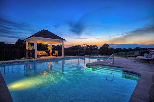 Historic Cedar Hill Mansion on Large Farm w/ Pool!