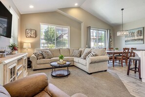 아파트 (3 Bedrooms) | 거실 공간 | 책