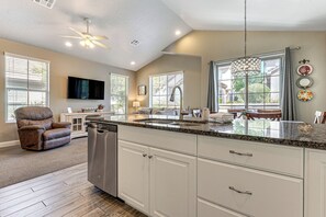 Apartment (3 Bedrooms) | Interior - Desert Rose Townhome: 35 Mi to Zion & State Parks (Washington)