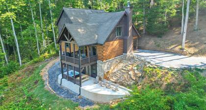 Hot Tub + Pool Table: Cozy Franklin Cabin!