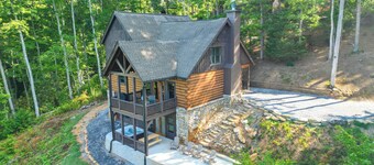 Hot Tub + Pool Table: Cozy Franklin Cabin!