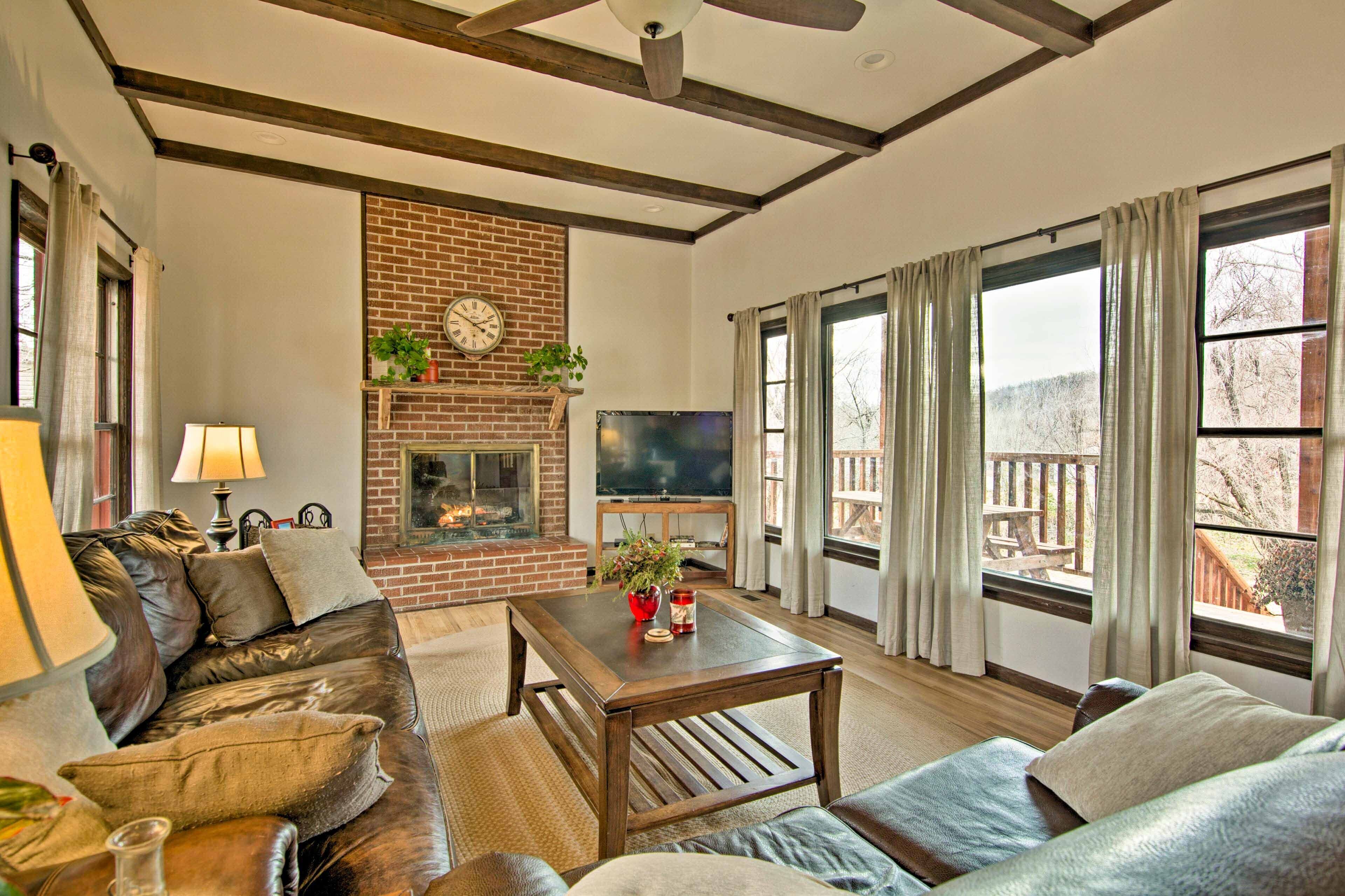 TV, fireplace