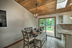 House (3 Bedrooms) | Interior - Lake Nagawicka Home - 2 Blocks to Boat Launch (Delafield)